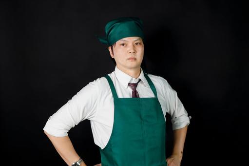 緑エプロンの真剣な男性 緑エプロンの真剣な男性 男性,エプロン,緑色の写真素材