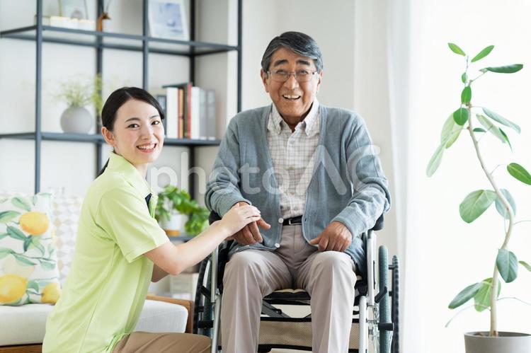 車椅子のシニアの男性と介護福祉士 介護,車椅子,シニアの写真素材