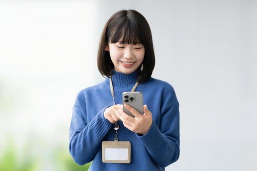 スマホを使う笑顔の女性・ビジネスウーマン スマホを使う笑顔の女性・ビジネスウーマン 女性,スマホ,スマートフォンの写真素材