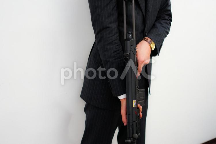 マシンガンを持つ戦うビジネスマン ビジネスマン,マシンガン,銃の写真素材