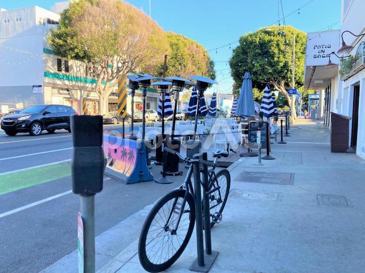 自転車とビーチ沿いのカフェ 自転車,サイクリング,アメリカの写真素材