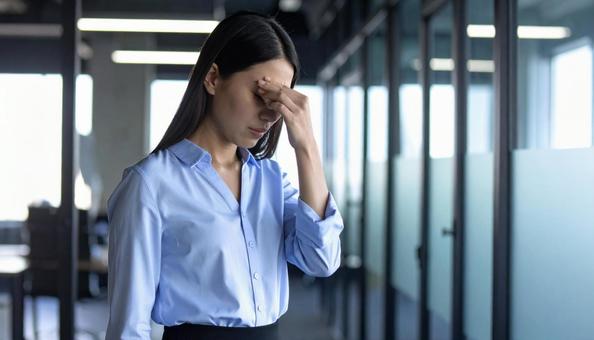 仕事で失敗して悩む女性社員の写真