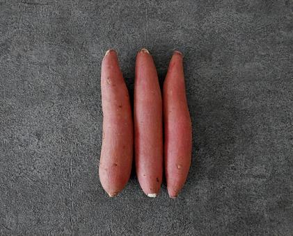 小さいサイズのさつまいも3本、あまはづき 小さいサイズのさつまいも3本、あまはづきの写真
