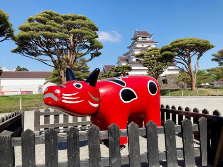 福島県　鶴ヶ城（会津若松城）と赤べこ お城,会津若松,鶴ヶ城の写真素材