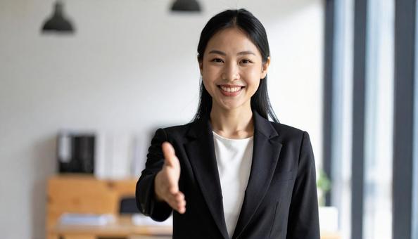 握手を求める女性の写真