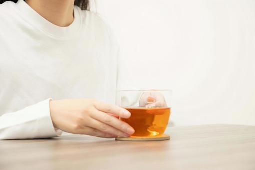 お茶を飲む女性 お茶を飲む女性 女性,カフェ,ティータイムの写真素材