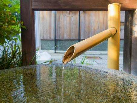 筧から流れる波紋が美しく涼を感じる風景 筧から流れる波紋が美しく涼を感じる風景 筧,かけひ,かけいの写真素材