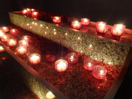 ヨーロッパ　教会のろうそく 教会,蝋燭,炎の写真素材