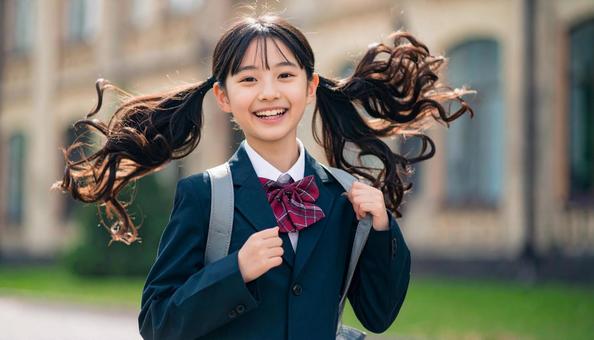 通学で風に髪が揺れる女子高校生 通学で風に髪が揺れる女子高校生の写真