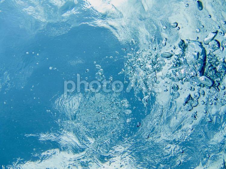 慶良間の海から空を眺める〜その１４ 慶良間,沖縄,爽やかの写真素材