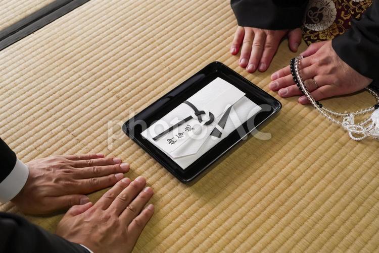 法要でお坊さんにお布施を渡すシーン お布施,お礼,謝礼の写真素材