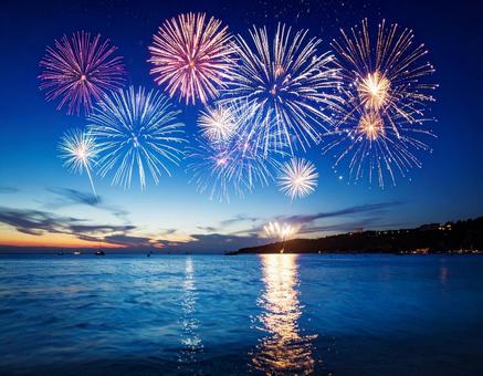 夜空に上がる打ち上げ花火 夜空に上がる打ち上げ花火の写真