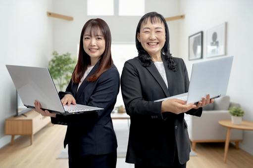 綺麗な家とスーツ女性 不動産,パソコン,住宅の写真素材