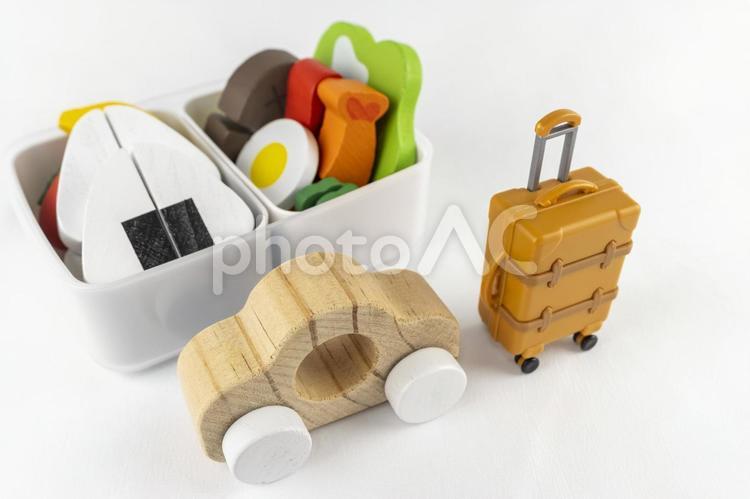 玩具の自動車とキャリーバッグとお弁当 旅行,スーツケース,旅行鞄の写真素材