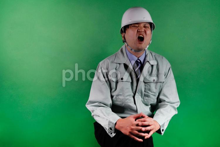 痛みに苦しむ作業員 作業員,痛み,苦しみの写真素材