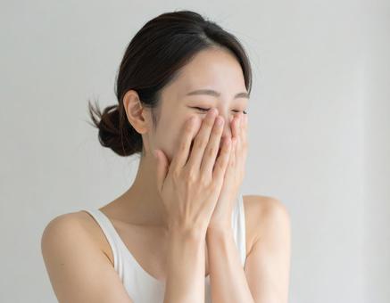 手で顔を覆う 若い女性 1の写真