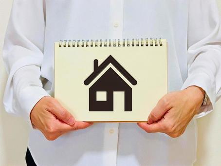 家の絵が描かれたノートを持つ女性 家,不動産,女性の写真素材