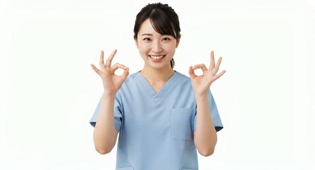 〇を作っている笑顔の看護師 〇を作っている笑顔の看護師の写真