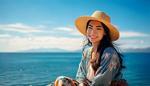 海と青空を背景にした女性 女性,夏,海の写真素材