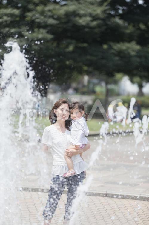 親子　ポートレート　噴水　 公園,女性,人物の写真素材
