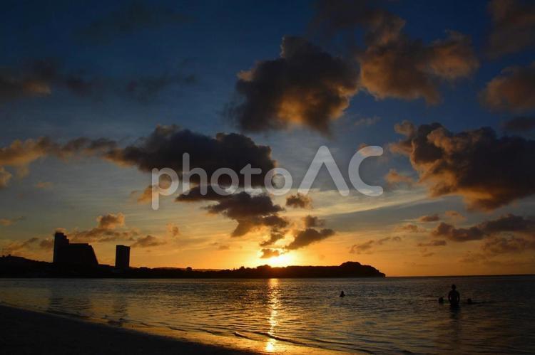 夕日の海 海,空,夕暮れの写真素材