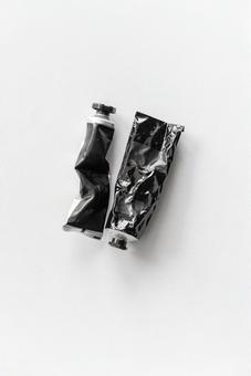 2本の黒いアルミチューブ 2本の黒いアルミチューブの写真