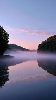 心を洗われるような朝霧の湖の写真