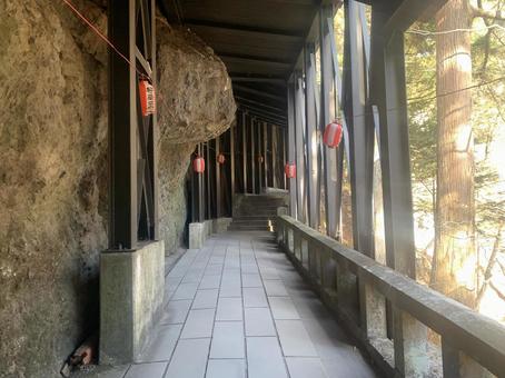 神社へ続く道 神社へ続く道 岩,橋,提灯の写真素材