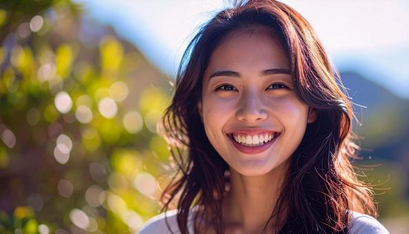 緑豊かな自然の中で笑顔の若い日本人女性 緑豊かな自然の中で笑顔の若い日本人女性の写真