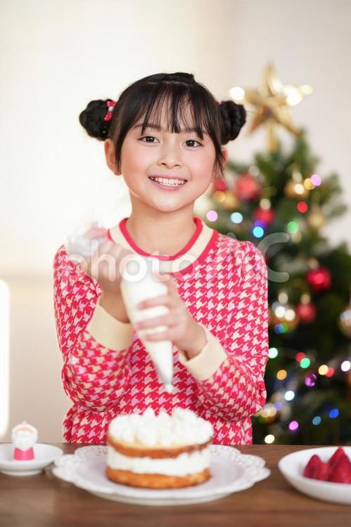 生クリームを持つ笑顔の女の子 女の子,クリスマス,ケーキの写真素材