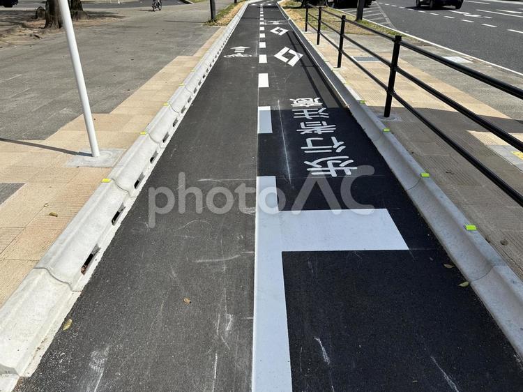 都市部で整備されてきました 自転車専用レーン,自転車専用道路,サイクリングロードの写真素材