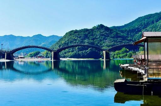 穏やかな晴天の秋の錦帯橋 穏やかな晴天の秋の錦帯橋 錦帯橋,遊覧船,秋の写真素材