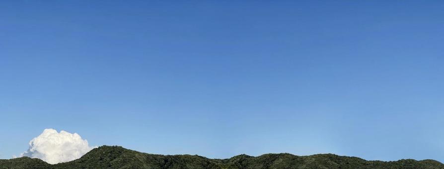 青い空と山並みのパノラマ写真 青い空と山並みのパノラマ写真の写真