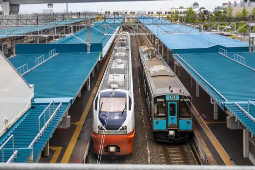 青森駅こ線橋からの特急車両と通勤電車 青森駅こ線橋からの特急車両と通勤電車 鉄道,青い森鉄道,青森駅の写真素材