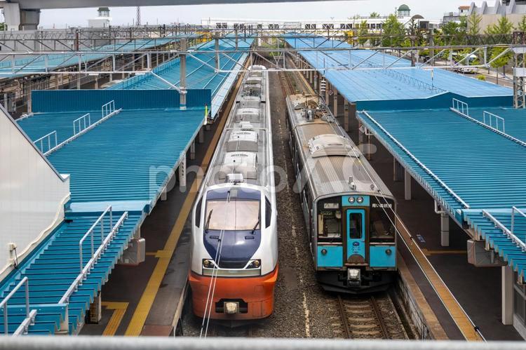 青森駅こ線橋からの特急車両と通勤電車 鉄道,青い森鉄道,青森駅の写真素材