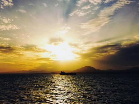 穴間海岸から見た夕陽 穴間海岸から見た夕陽の写真