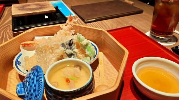 和食の天ぷらと茶碗蒸し御膳 和食の天ぷらと茶碗蒸し御膳 ディナー,日本食,和風の写真素材