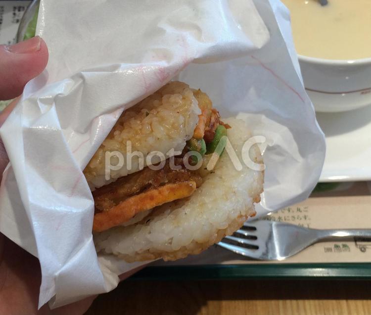 かき揚げをサンドしたライスバーガー モスライスバーガー,モス,ライスバーガーの写真素材