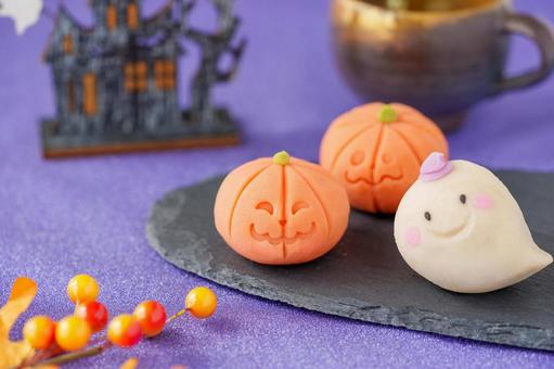 ハロウィンイメージの和菓子とカップ ハロウィンイメージの和菓子とカップ 和菓子,ハロウィン,練り切りの写真素材