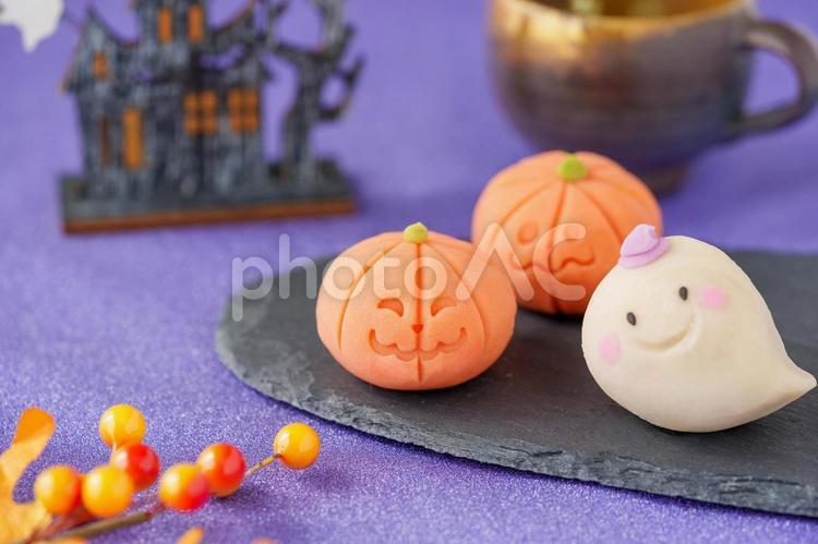 ハロウィンイメージの和菓子とカップ 和菓子,ハロウィン,練り切りの写真素材