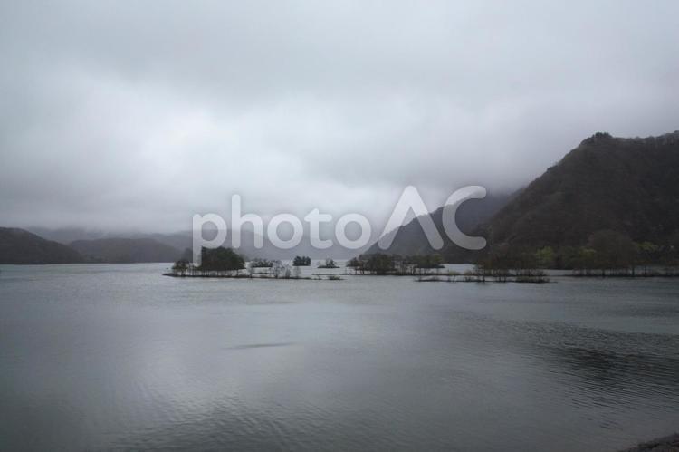曇りの日の霧がかかった湖＠秋元湖 湖,秋元湖,空の写真素材