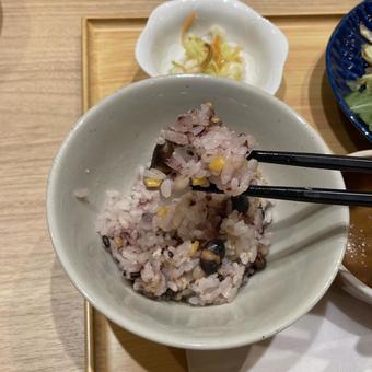 雑穀米を食べる 雑穀米を食べる 雑穀,ごはん,外食の写真素材