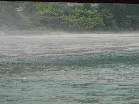 雨の日の川 雨の日の川の写真