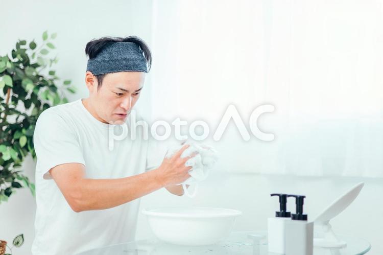 泡洗顔する男性（泡立て・洗顔料） 泡洗顔,洗顔,男性の写真素材