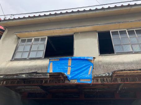 廃屋の解体作業 廃屋の解体作業の写真