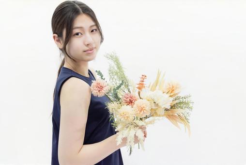 ドライフラワーの花束を持つ女性 ドライフラワーの花束を持つ女性 女性,花,花束の写真素材