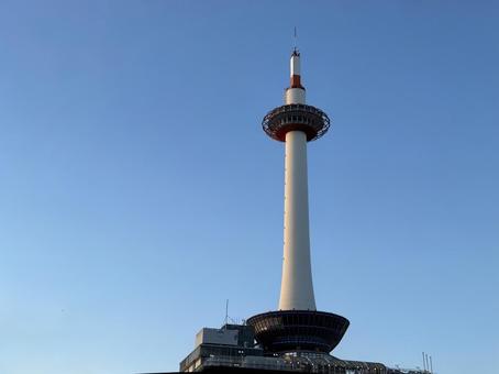 晴天の中の京都タワー 晴天の中の京都タワー 京都,京都タワー,京都駅の写真素材
