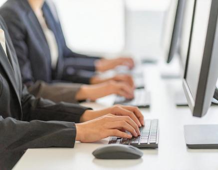 タイピングする会社員 タイピングする会社員の写真