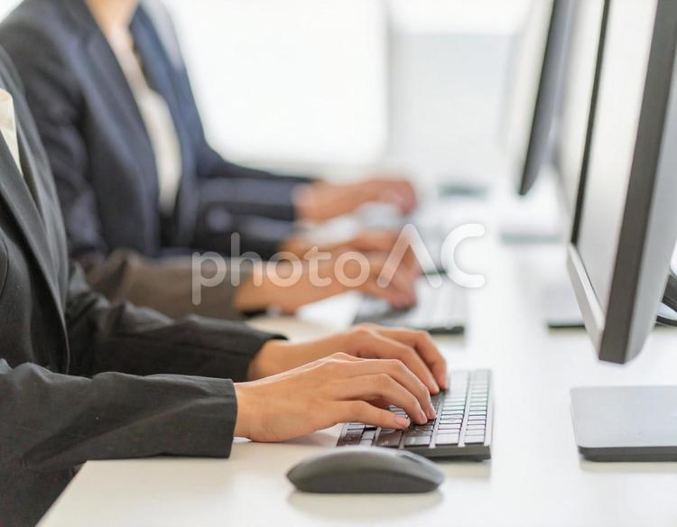 タイピングする会社員 デスクトップパソコン,パソコン,リモートの写真素材