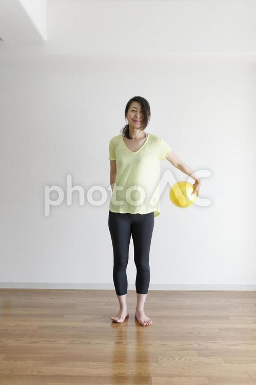 ボールを使ってストレッチ運動をする女性 女性,人物,日本人の写真素材